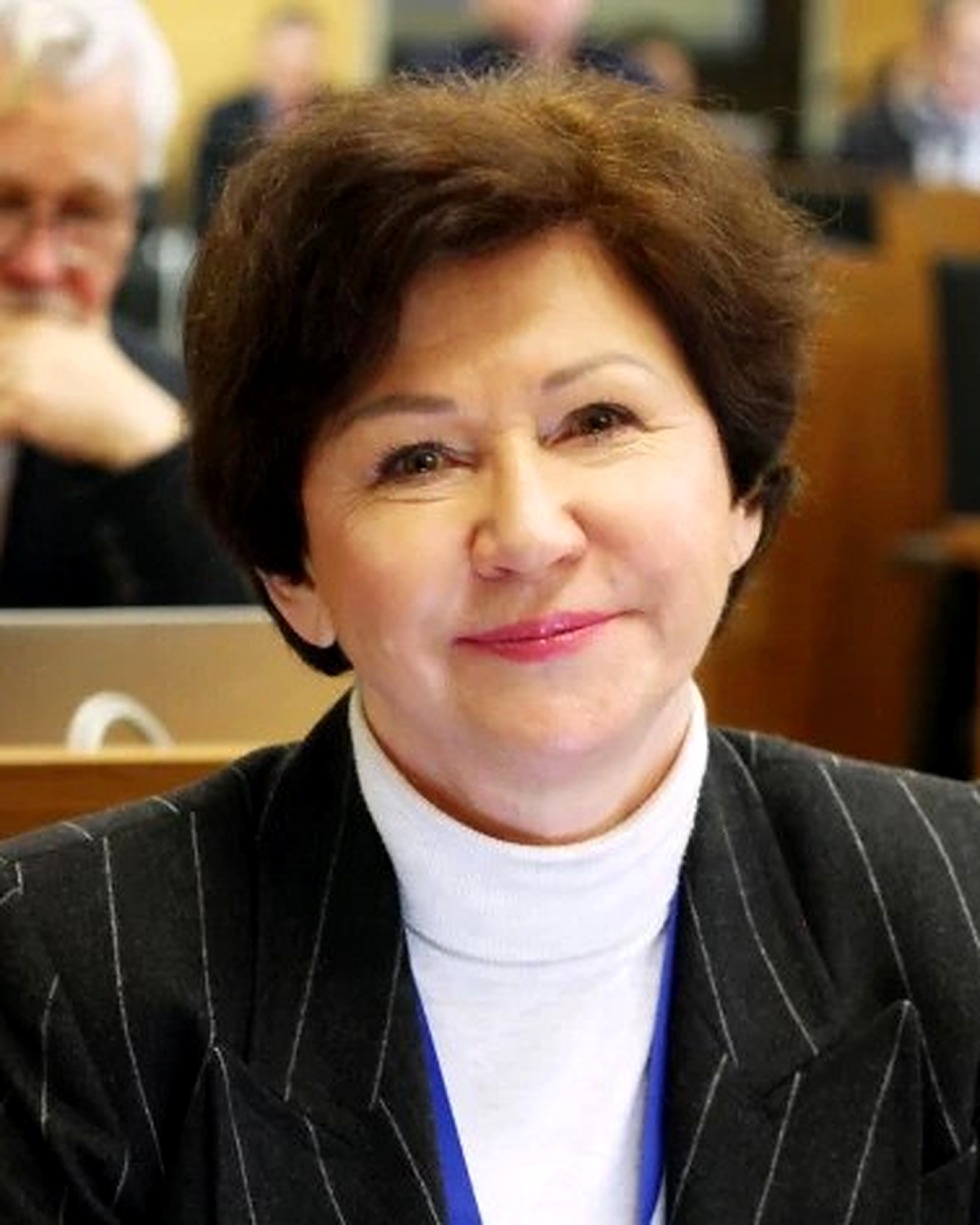 Natālija Ābola domes sēžu zālē