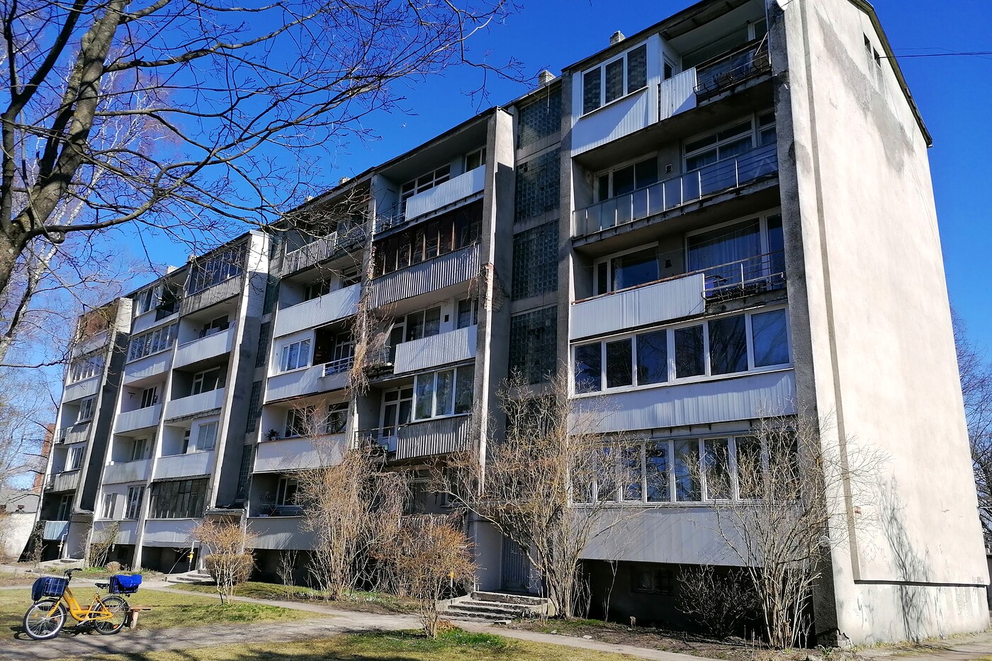 Daudzdzīvokļu māja, kuras īpašnieki izveidoja savu biedrību